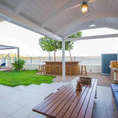 Salty Breeze Beachfront فيلة *