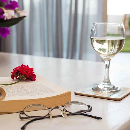 Salty Breeze Beachfront فيلة *