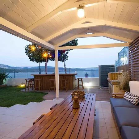 Salty Breeze Beachfront فيلة *