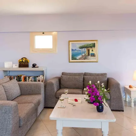 Salty Breeze Beachfront ليغيا