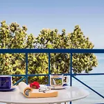 Salty Breeze Beachfront ליגיה