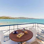 וילה Salty Breeze Beachfront