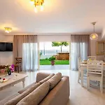 וילה Salty Breeze Beachfront