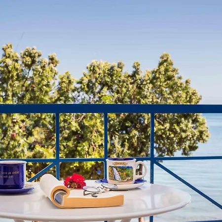 Salty Breeze Beachfront ليغيا